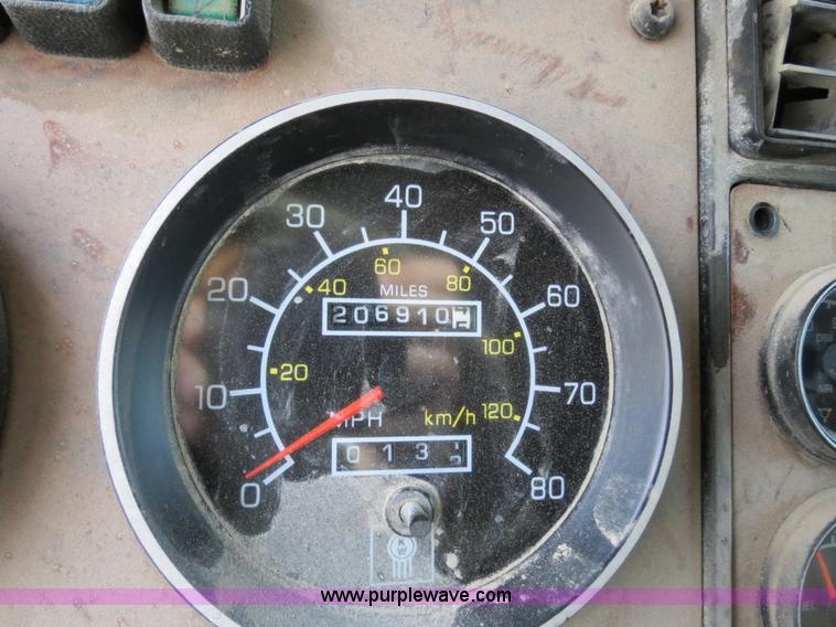 image for item B4586 1999 Kenworth T800 semi truck