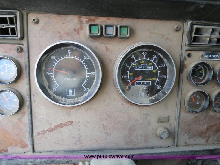 image for item B4586 1999 Kenworth T800 semi truck