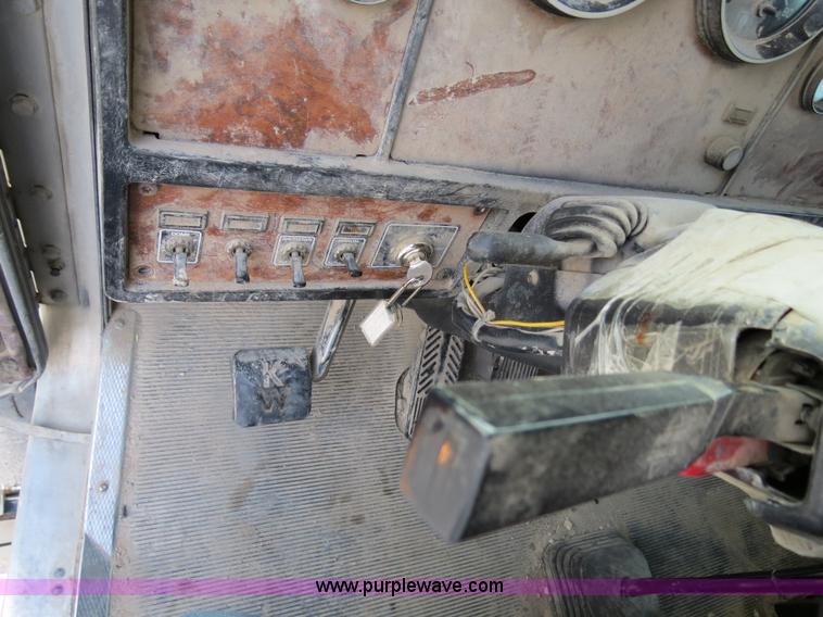 image for item B4586 1999 Kenworth T800 semi truck