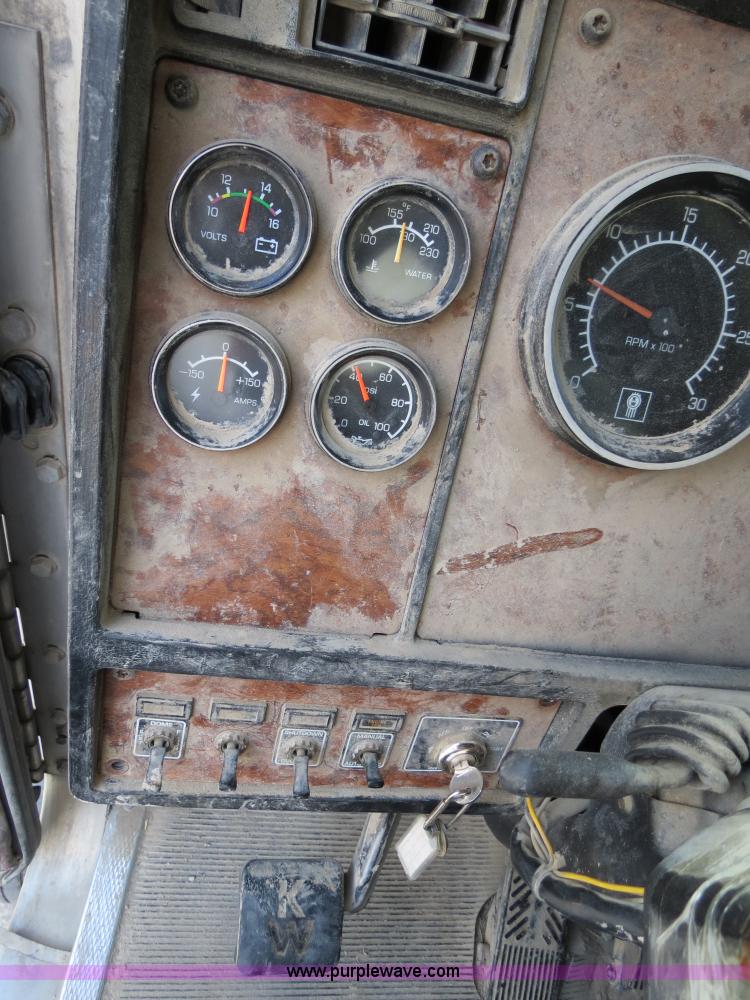 image for item B4586 1999 Kenworth T800 semi truck