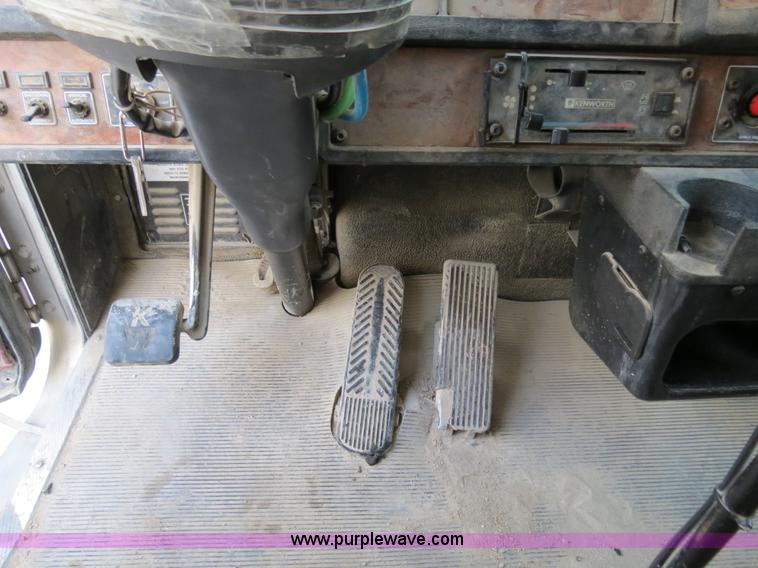 image for item B4586 1999 Kenworth T800 semi truck