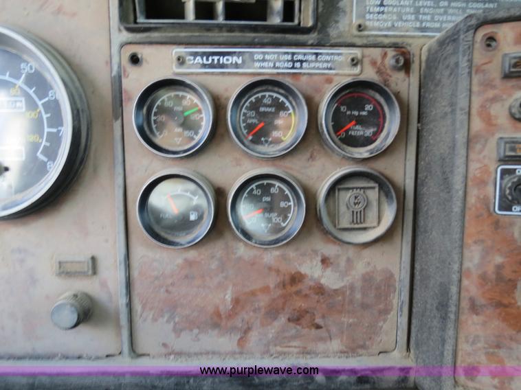 image for item B4586 1999 Kenworth T800 semi truck