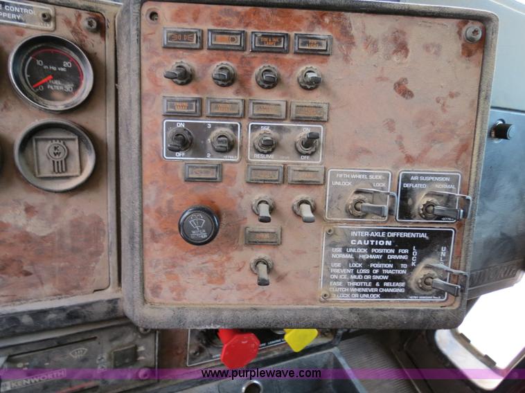 image for item B4586 1999 Kenworth T800 semi truck