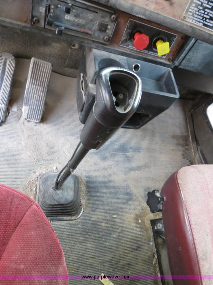 image for item B4586 1999 Kenworth T800 semi truck