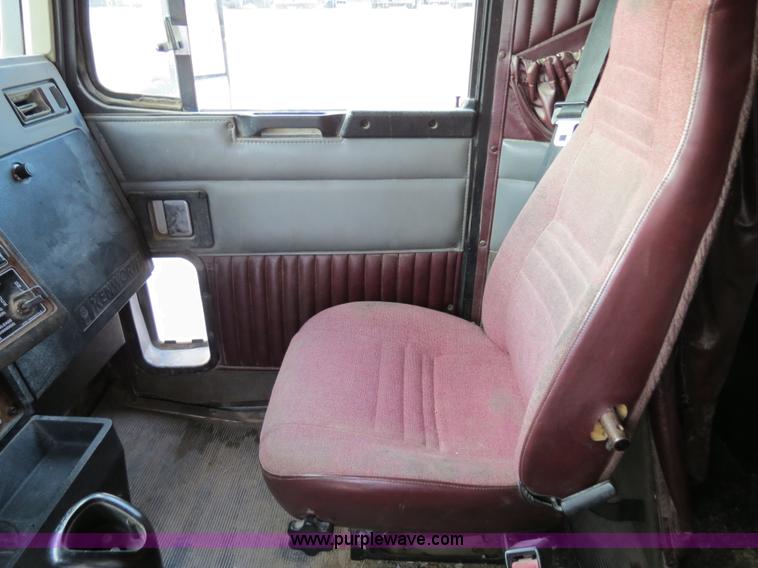 image for item B4586 1999 Kenworth T800 semi truck