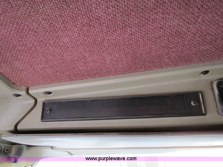 image for item B4586 1999 Kenworth T800 semi truck