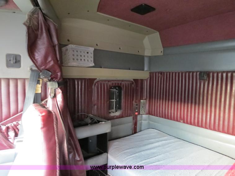 image for item B4586 1999 Kenworth T800 semi truck