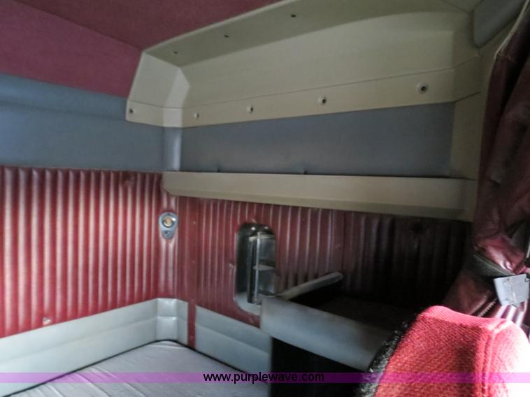 image for item B4586 1999 Kenworth T800 semi truck