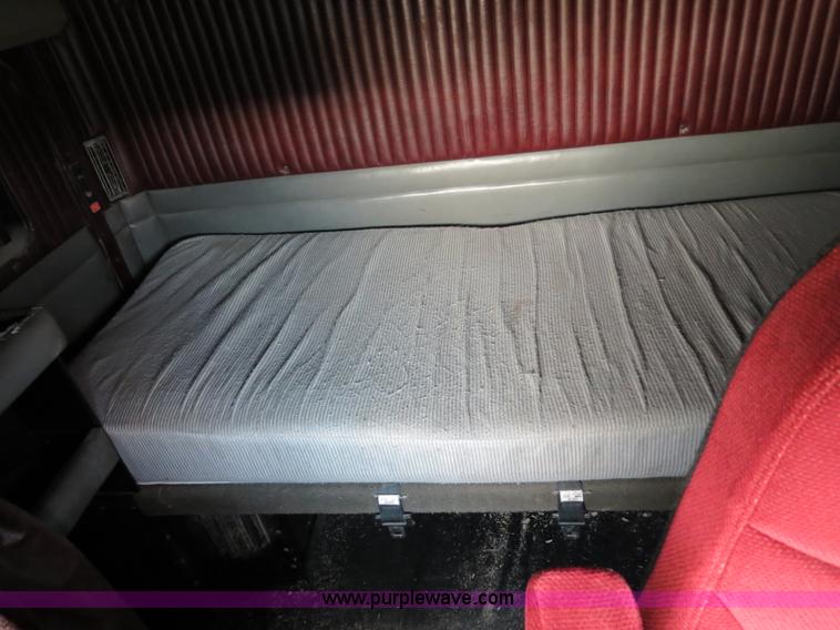 image for item B4586 1999 Kenworth T800 semi truck