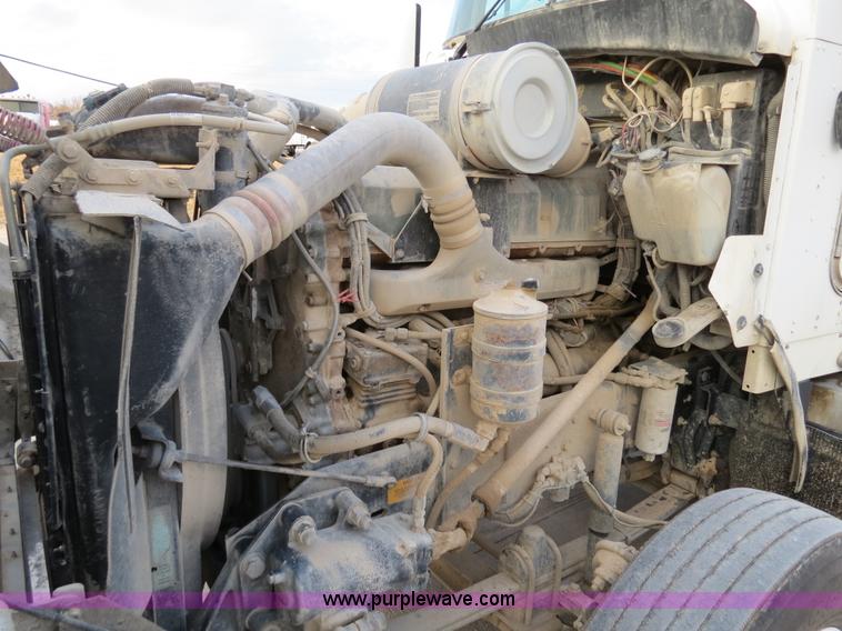 image for item B4586 1999 Kenworth T800 semi truck