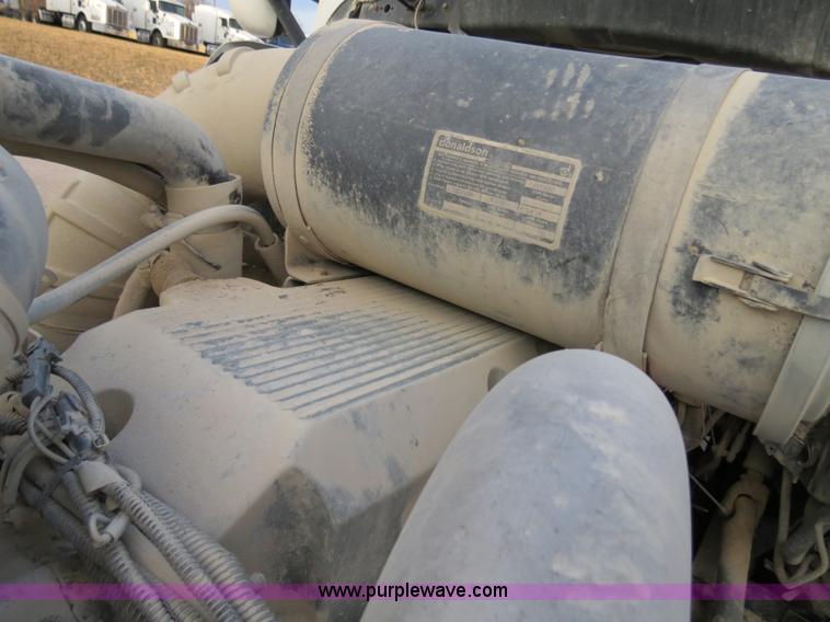 image for item B4586 1999 Kenworth T800 semi truck