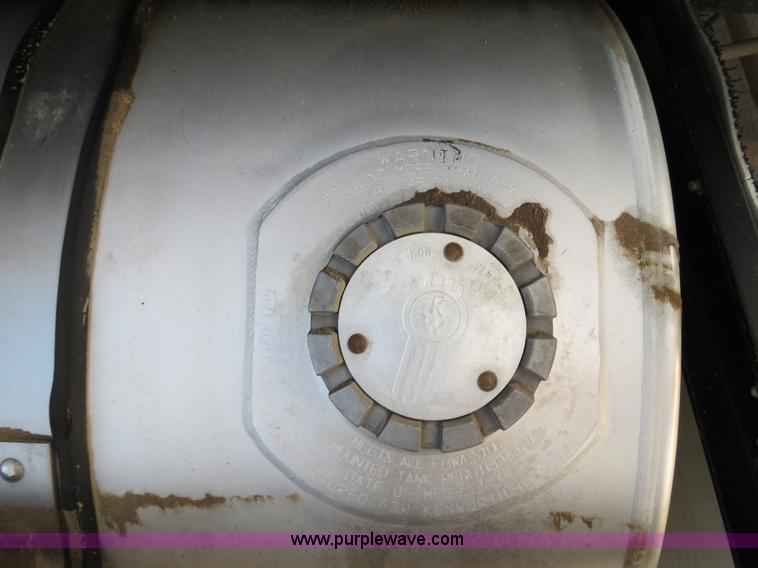 image for item B4586 1999 Kenworth T800 semi truck