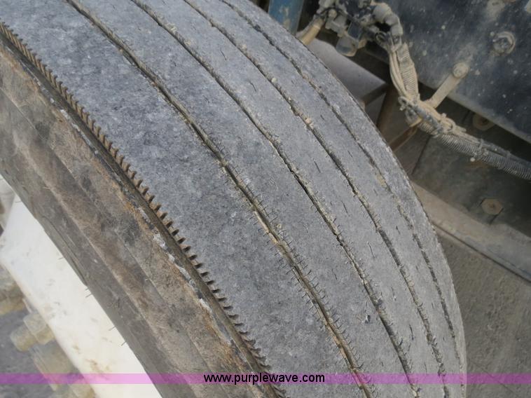 image for item B4586 1999 Kenworth T800 semi truck