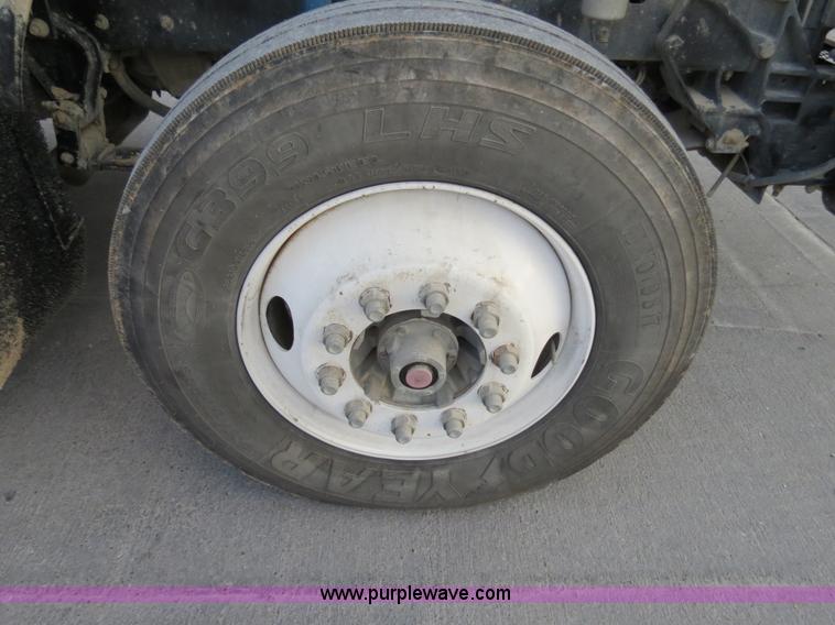 image for item B4586 1999 Kenworth T800 semi truck