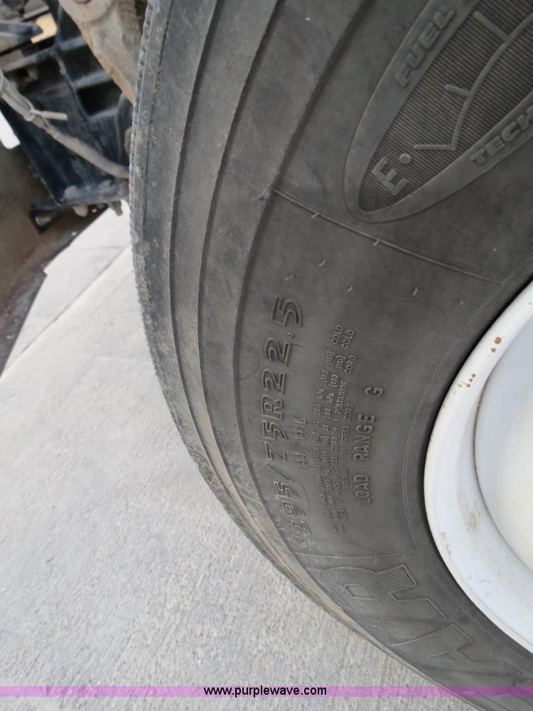 image for item B4586 1999 Kenworth T800 semi truck