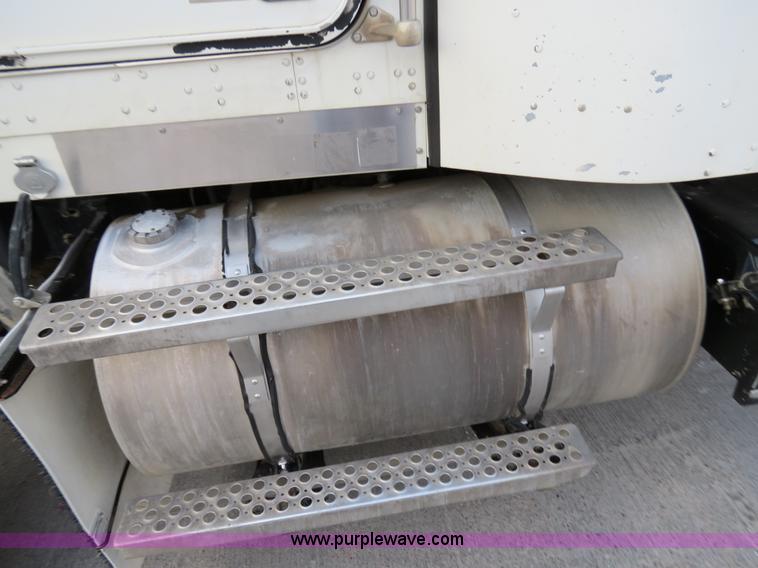 image for item B4586 1999 Kenworth T800 semi truck