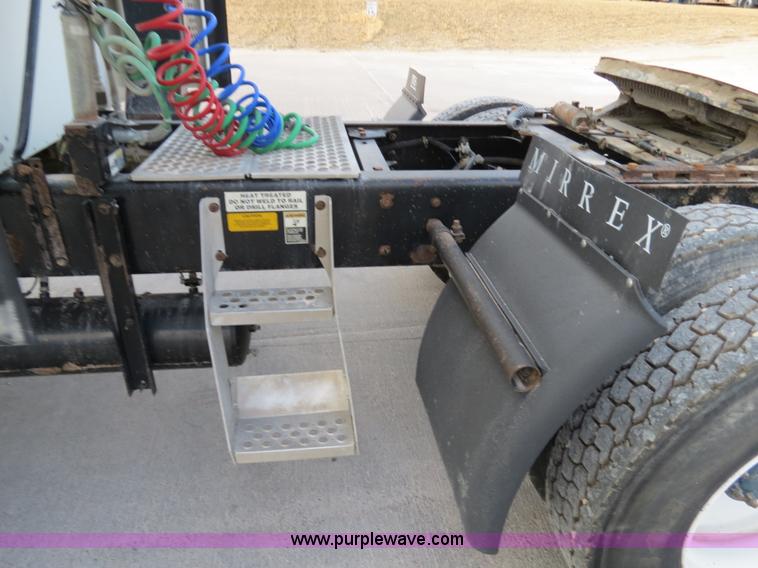 image for item B4586 1999 Kenworth T800 semi truck