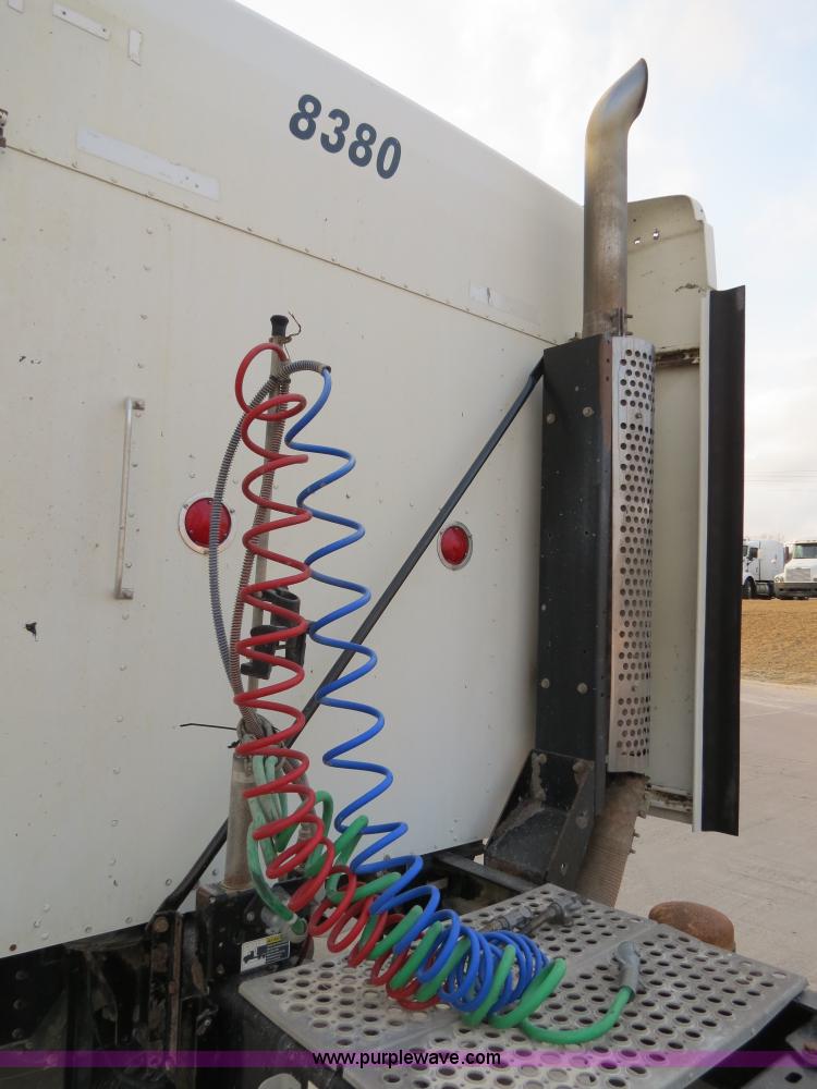 image for item B4586 1999 Kenworth T800 semi truck