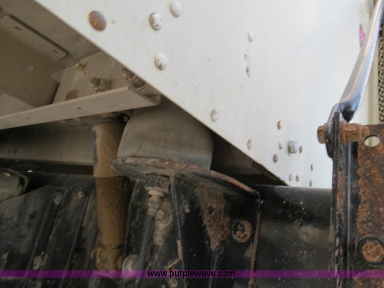 image for item B4586 1999 Kenworth T800 semi truck