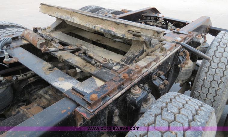 image for item B4586 1999 Kenworth T800 semi truck