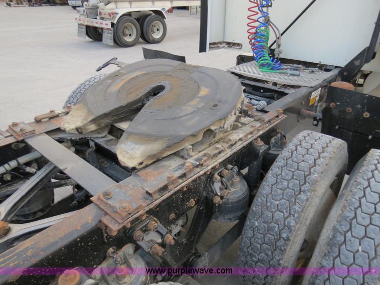 image for item B4586 1999 Kenworth T800 semi truck