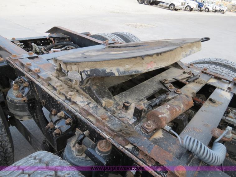 image for item B4586 1999 Kenworth T800 semi truck