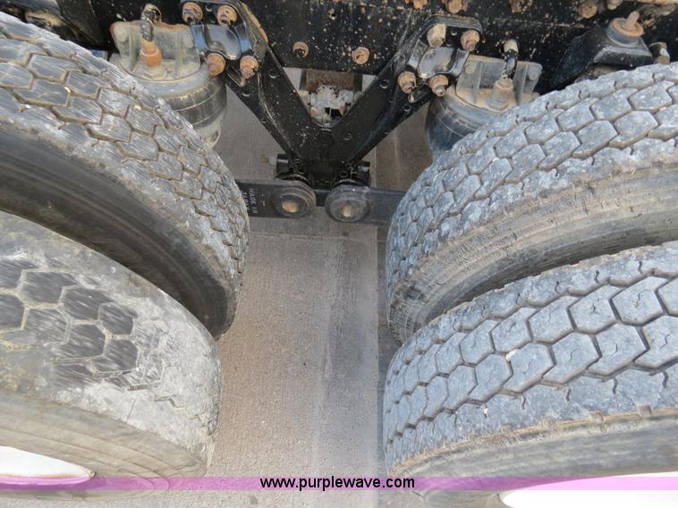 image for item B4586 1999 Kenworth T800 semi truck