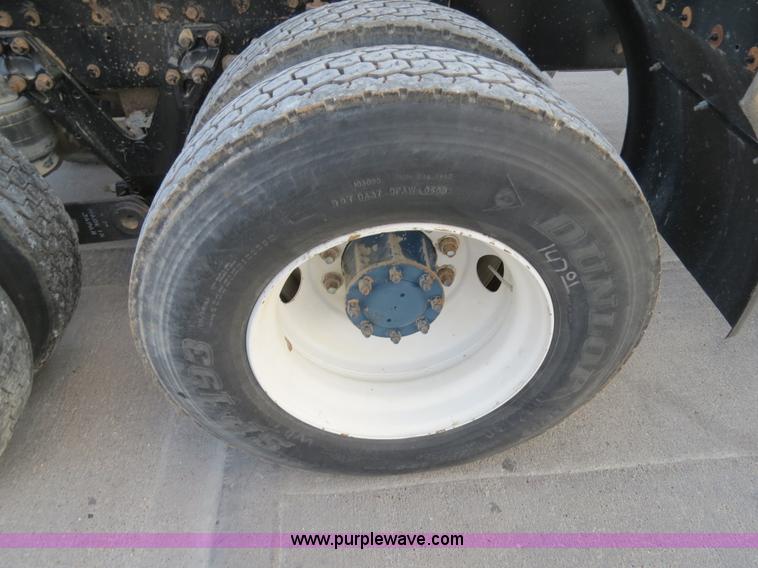 image for item B4586 1999 Kenworth T800 semi truck