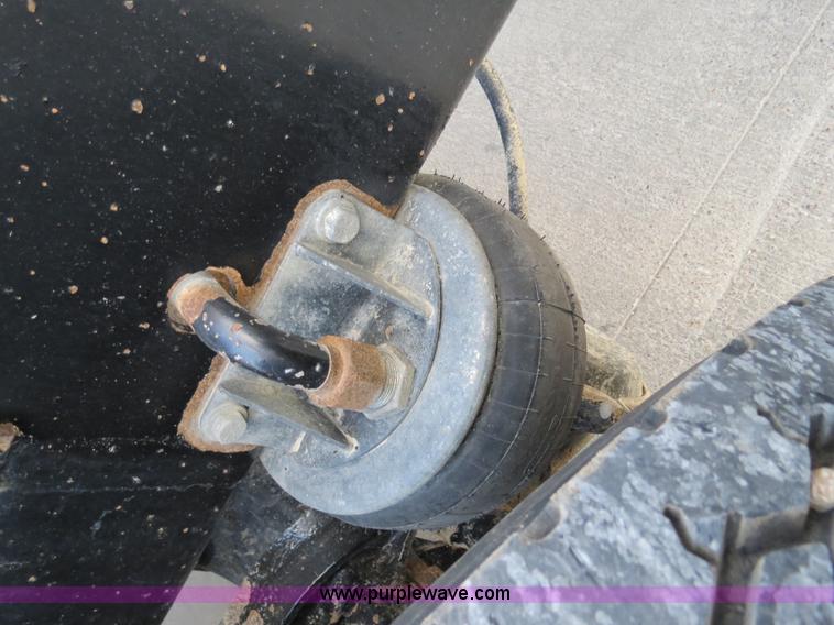 image for item B4586 1999 Kenworth T800 semi truck