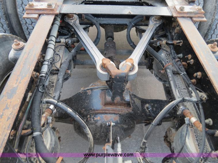 image for item B4586 1999 Kenworth T800 semi truck