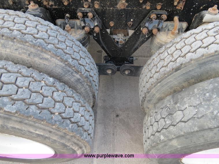 image for item B4586 1999 Kenworth T800 semi truck