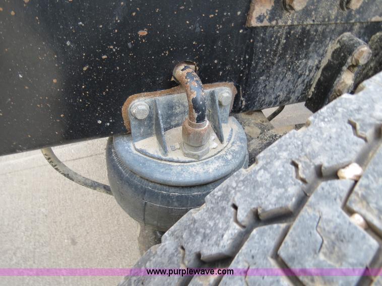 image for item B4586 1999 Kenworth T800 semi truck