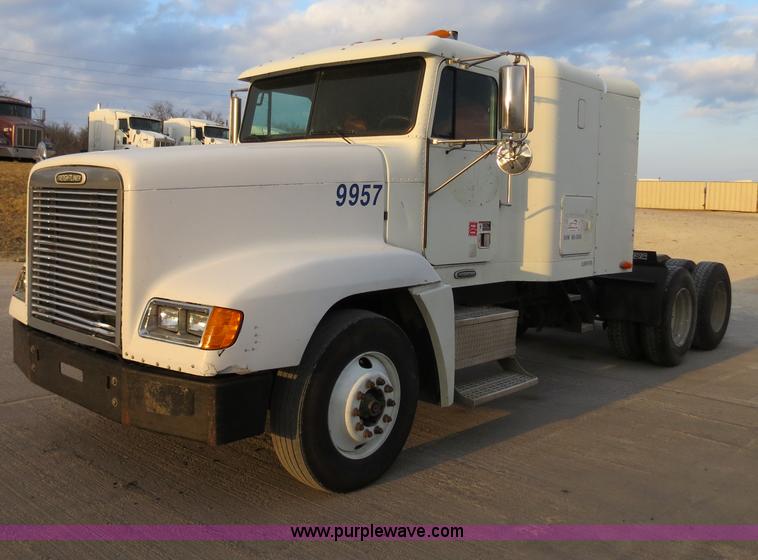 image for item B4587 2001 Freightliner FLD120 semi truck