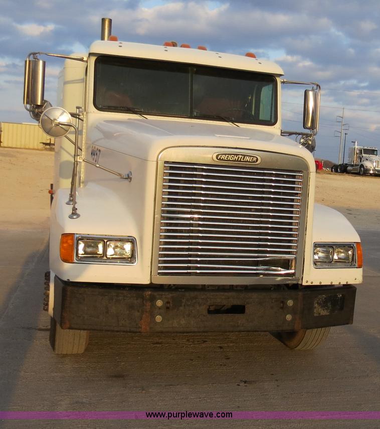 image for item B4587 2001 Freightliner FLD120 semi truck