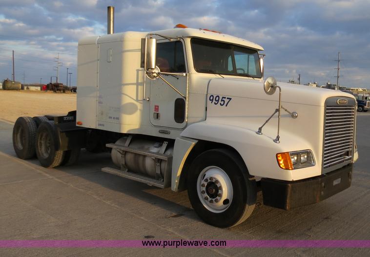 image for item B4587 2001 Freightliner FLD120 semi truck