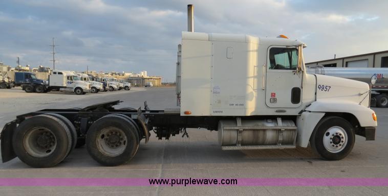 image for item B4587 2001 Freightliner FLD120 semi truck