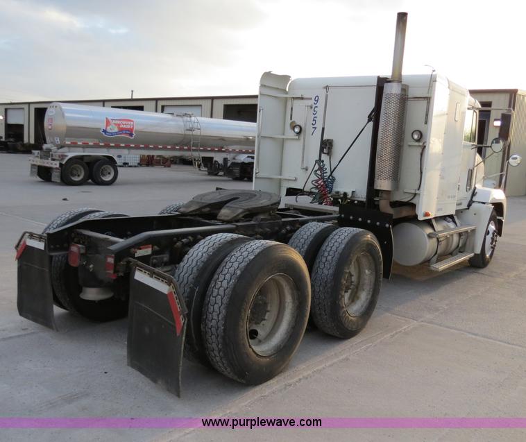 image for item B4587 2001 Freightliner FLD120 semi truck