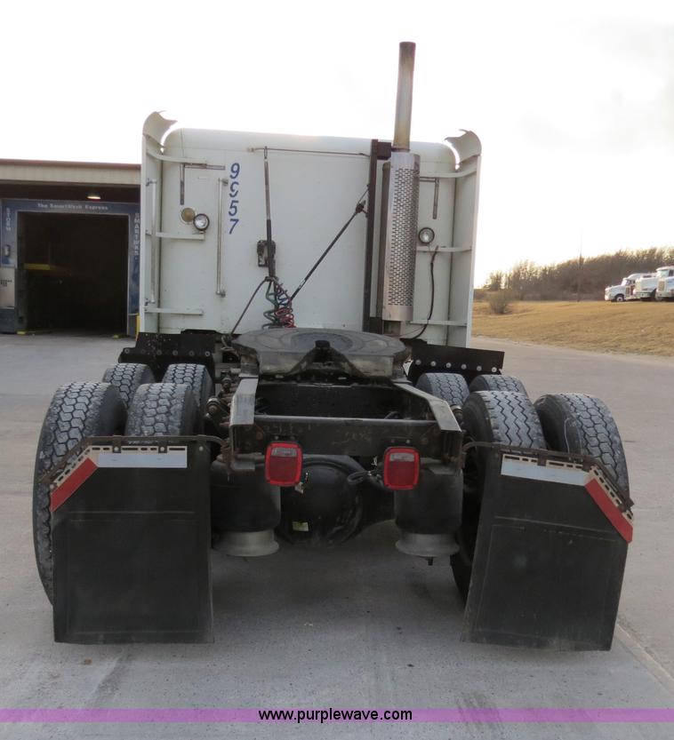 image for item B4587 2001 Freightliner FLD120 semi truck