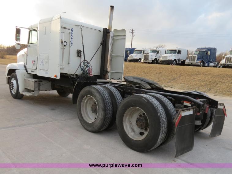 image for item B4587 2001 Freightliner FLD120 semi truck