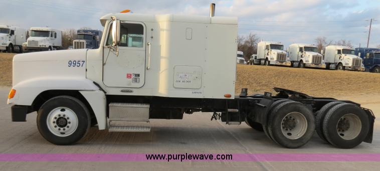 image for item B4587 2001 Freightliner FLD120 semi truck