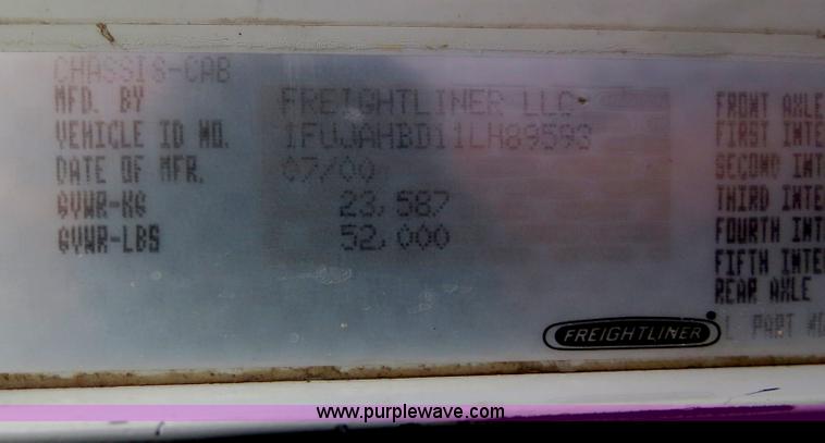 image for item B4587 2001 Freightliner FLD120 semi truck