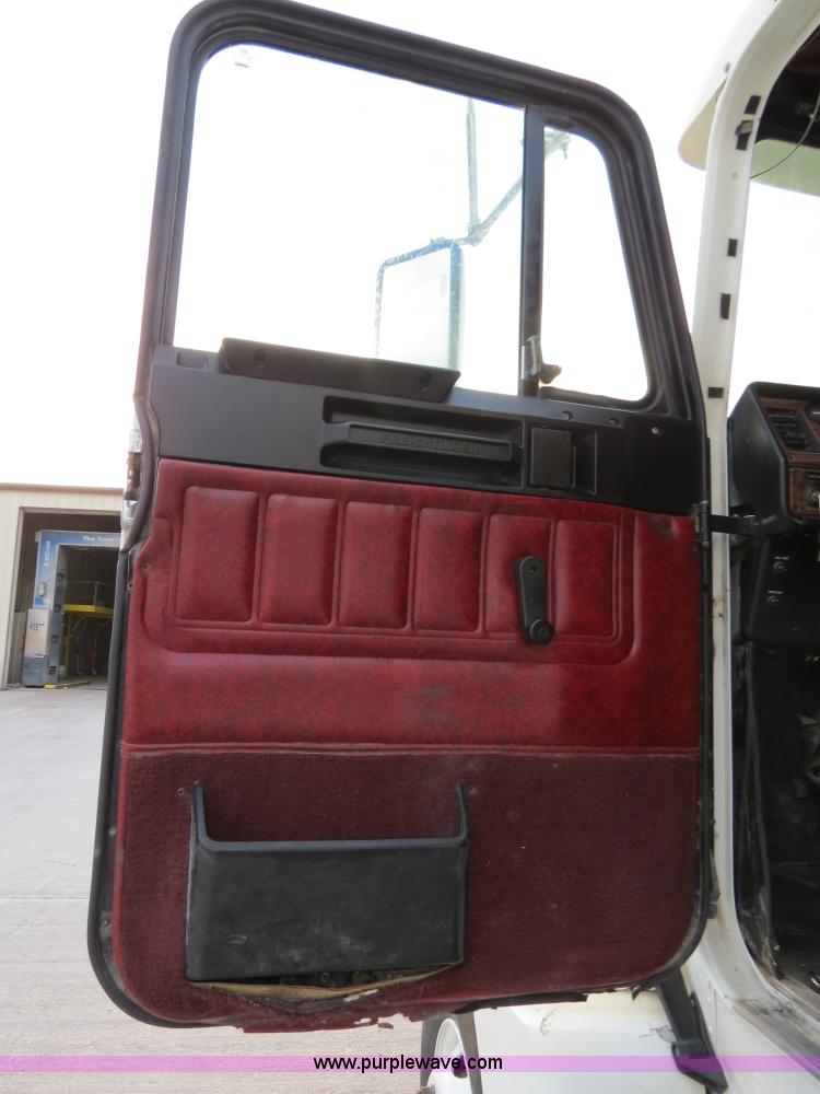 image for item B4587 2001 Freightliner FLD120 semi truck