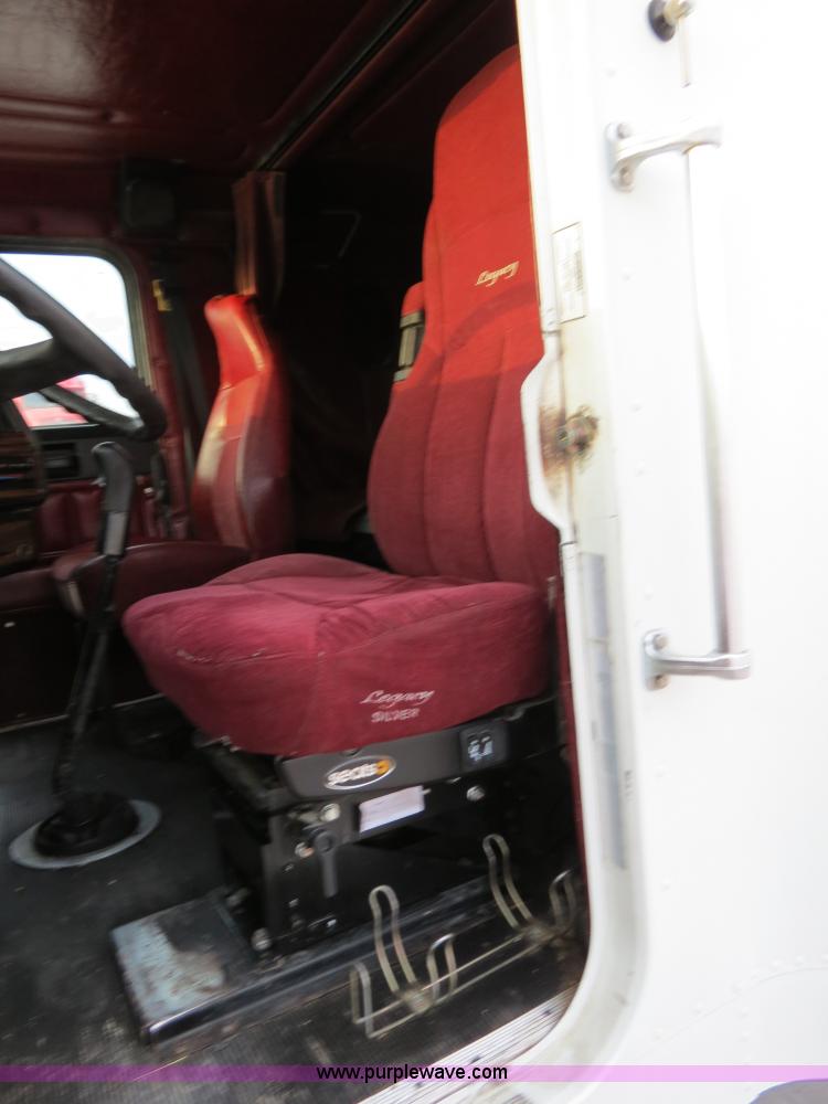 image for item B4587 2001 Freightliner FLD120 semi truck