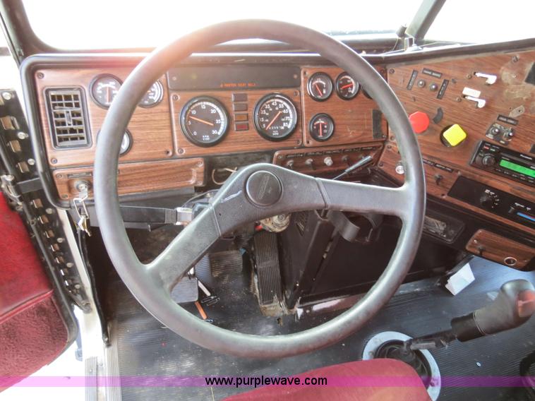 image for item B4587 2001 Freightliner FLD120 semi truck