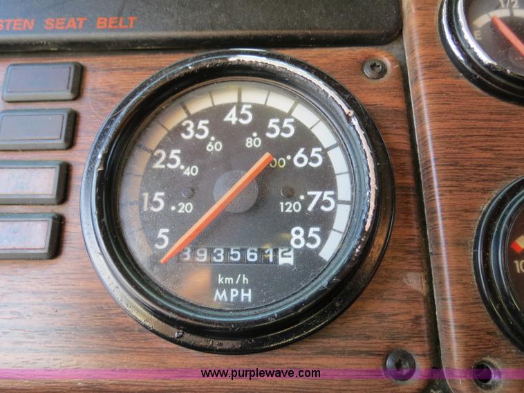 image for item B4587 2001 Freightliner FLD120 semi truck