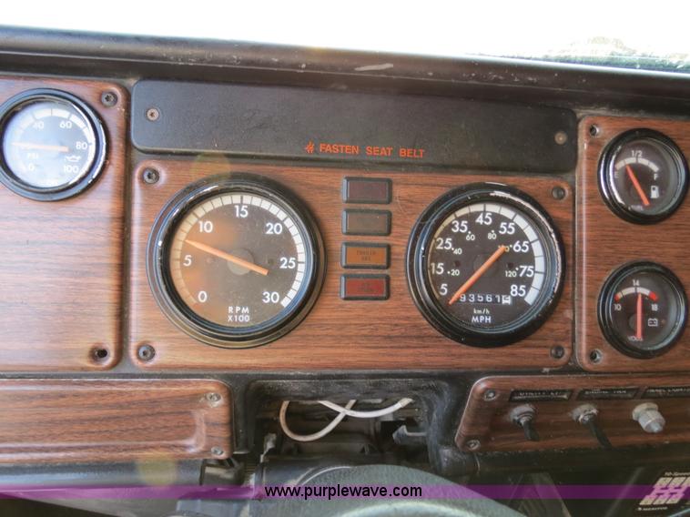 image for item B4587 2001 Freightliner FLD120 semi truck