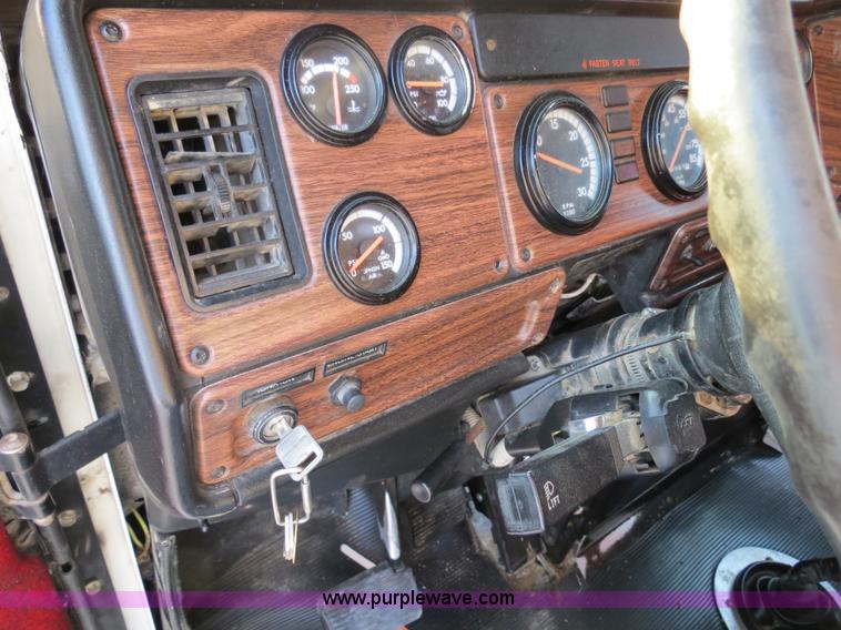 image for item B4587 2001 Freightliner FLD120 semi truck