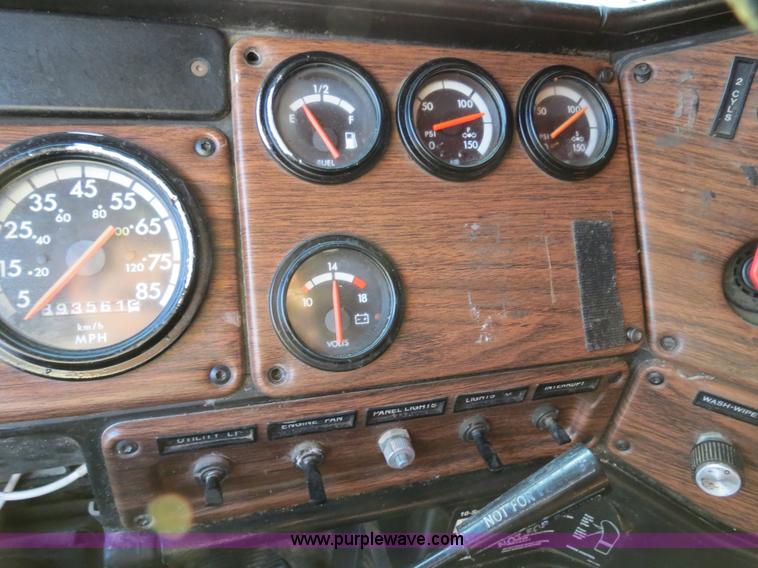 image for item B4587 2001 Freightliner FLD120 semi truck