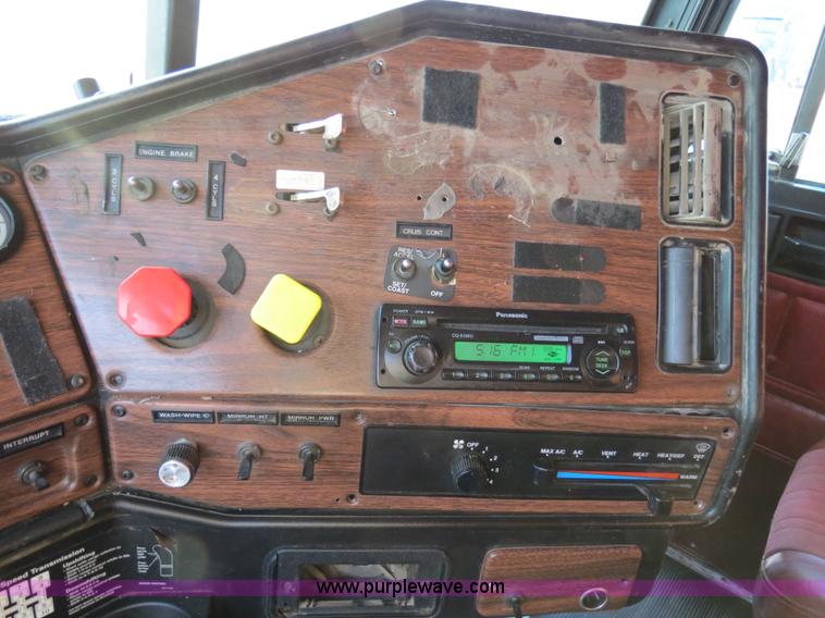 image for item B4587 2001 Freightliner FLD120 semi truck