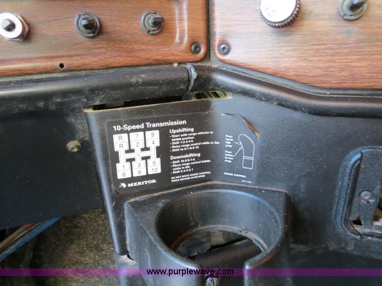 image for item B4587 2001 Freightliner FLD120 semi truck